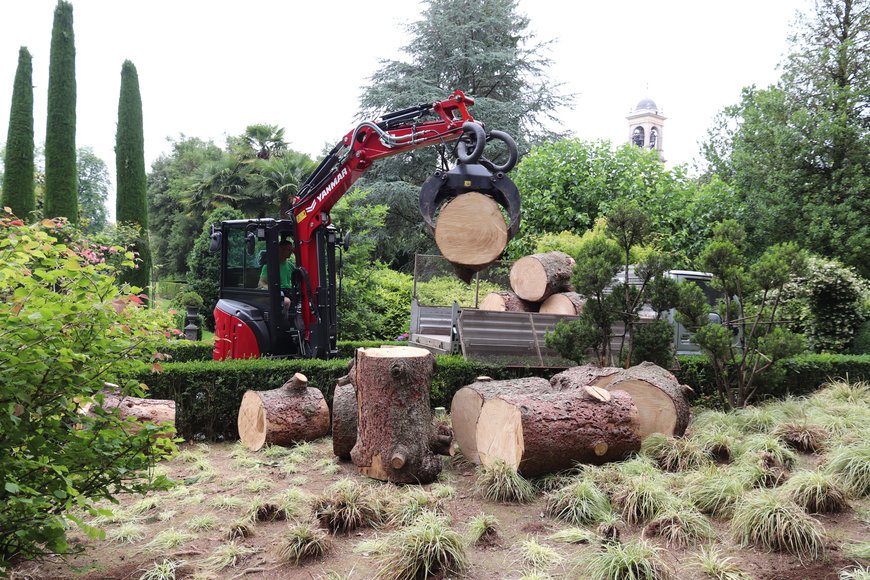 Une mini-pelle Yanmar ViO33-6 est utilisée quotidiennement dans un vaste parc qui entoure une villa du XVIIIe siècle à Cernusco Lombardone, en Lombardie (Italie)